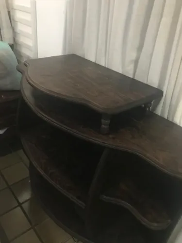 cama, dois criados mudos de jacarandá e um rack de madeira de lei