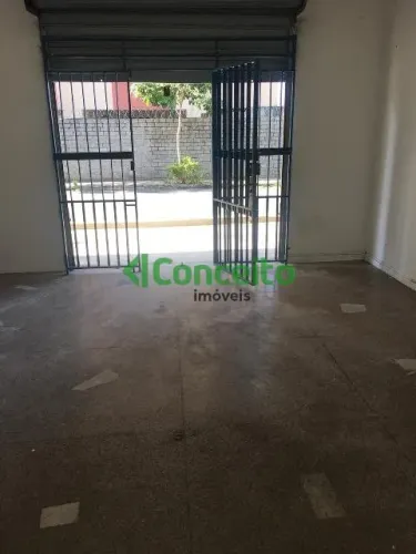 LOJA COM +/- 35 M² DE ÁREA, PISO EM GRANILITE E UM BANHEIRO.