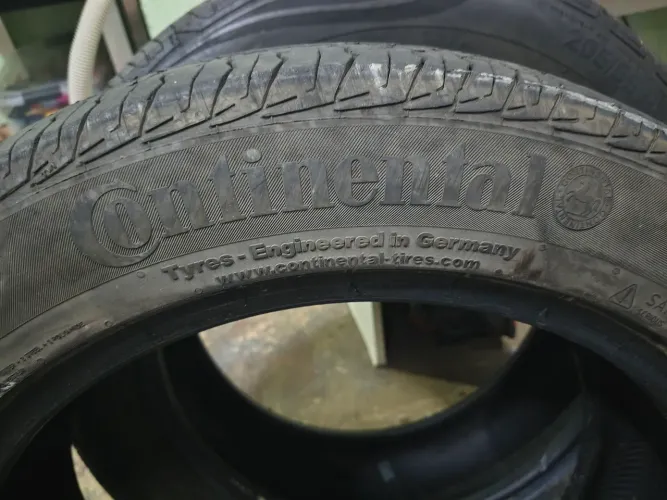 Dois pneus continental 205/55/17