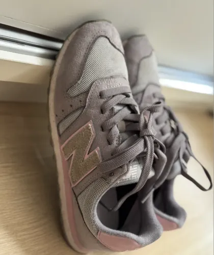 Tênis New Balance 373 Cinza e Rosa claro