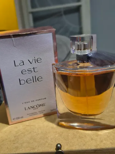 Vendo perfume la vie está belle