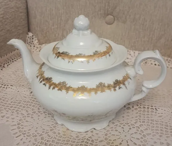 Bule de chá antigo em porcelana Schmidt, com detalhes florais e dourados 