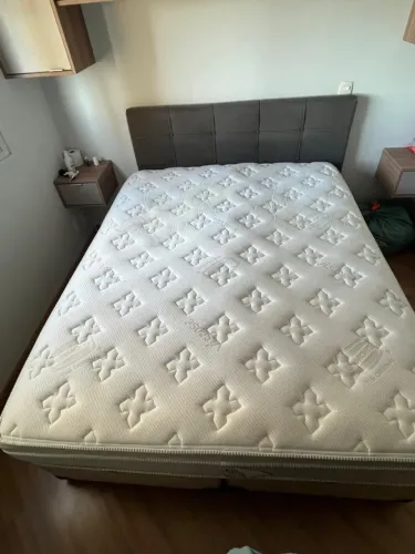 Cama de Casal Queen Simmons c/ baú - colchão Denver