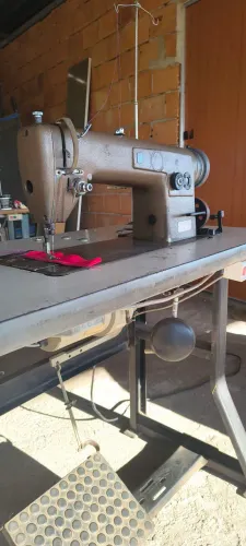 Máquina de costura reta Columbia.