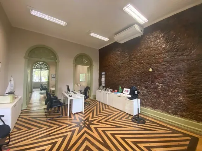 Casa Comercial Pça Gonçalves Dias | 02 Frentes de acesso | Perfeito estado de Conservação