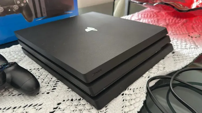 PS4 PRO 1T COM CAIXA CABOS E CONTROLES ORIGINAL 