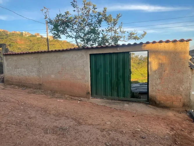Terreno com barracão , casa