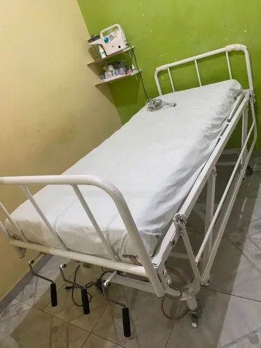 Vende se cama hospitalar com colchão e itens pra virar o paciente