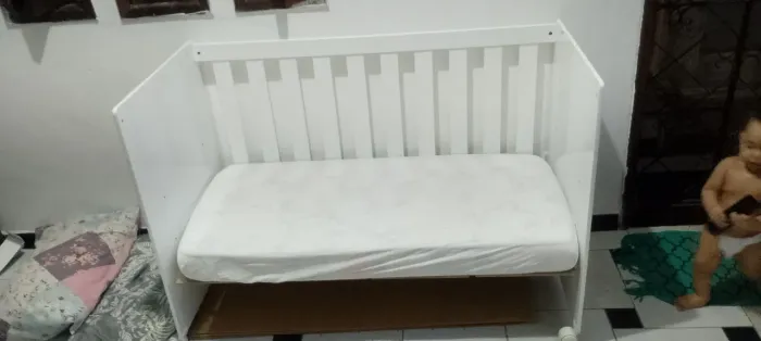 Vendo um berço com colchão 
