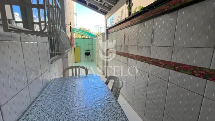 Apartamento 2 quartos sendo 1 suíte, primeiro andar com área lateral na Praia do Morro - G