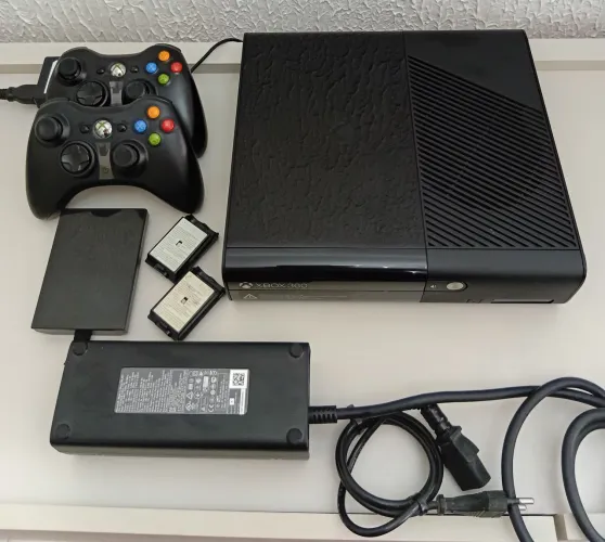 XBOX 360 E NA CAIXA E COM HD CHEIO DE JOGOS