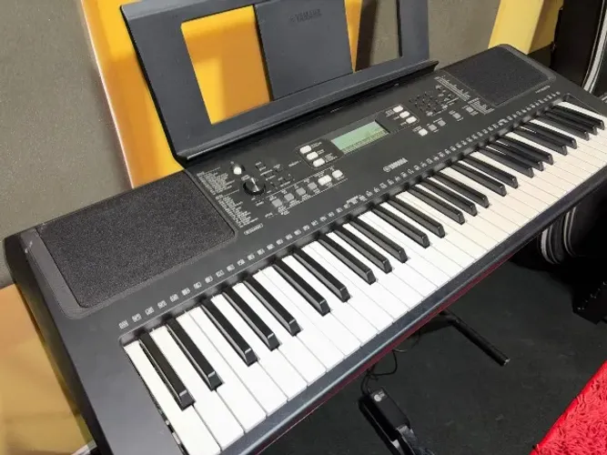 Teclado Yamaha PSR E373 + Pedal Sustain + Bag + Pedestal