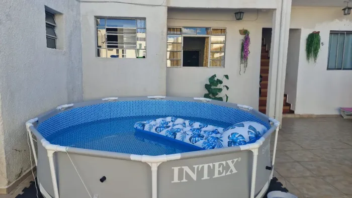 Piscina estrutural ótima para aproveitar dias quentes de verão.