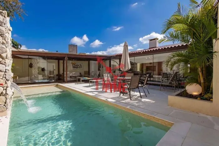 Casa à venda 3 Quartos 1 Suíte 4 vagas Piscina