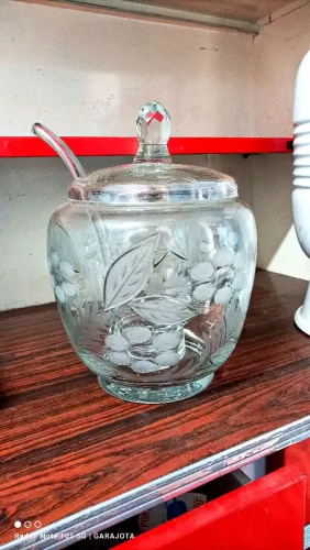 Poncheira cristal lapidado, com tampa e concha. Altura 30cm. 300,00