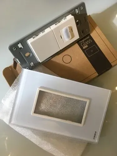 Tomada hdmi Livolo zerada na caixa, nunca utilizada.
