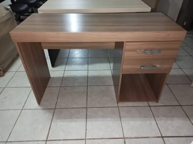 Escrivaninha na cor castanha