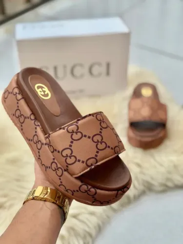 Chinelo Gucci plataforma 