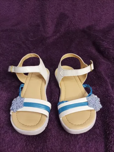 Sandálias infantis feminina, com detalhe de floco de neve. Tamanho 25