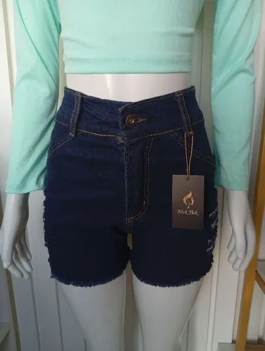 Short Jeans Cintura Alta , perfeito para um look moderno e estiloso.