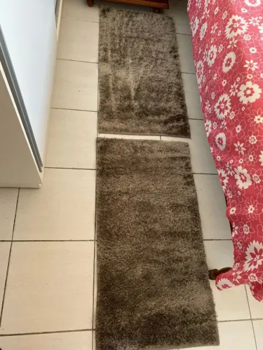 Vende-se 2 tapetes felpudo cinza