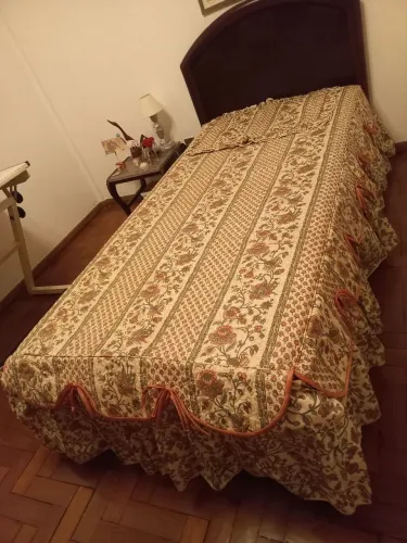 Cobre-leito de solteiro e porta travesseiro floral com babados