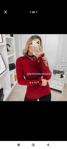 Blusa de Tricô Vermelha com Botões Dourados