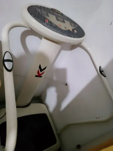 Plataforma vibratória para exercícios físicos.