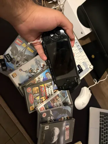 PSP 2000 Desbloqueado + Cartão 128GB + 7 Jogos Originais + Acessórios - Completo!
