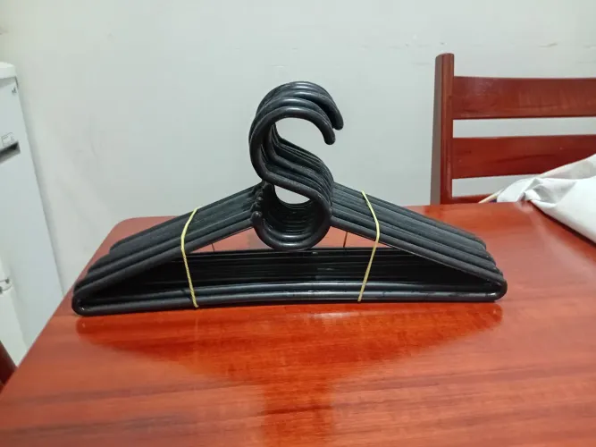 Cabides de plástico pretos