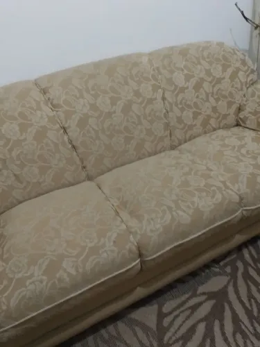 Sofá  quatro  lugares  bege  tecido  pés  retro