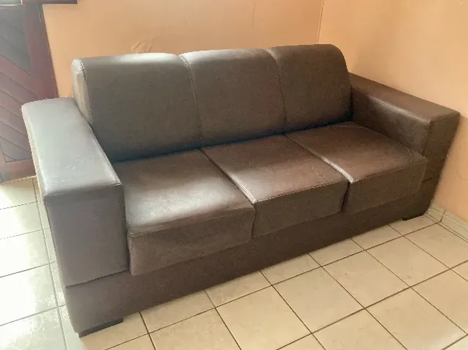 Sofá de três lugares 