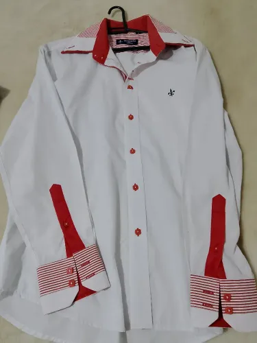 Camisa Social Branca com Detalhes em Vermelho - Elegância Clássica