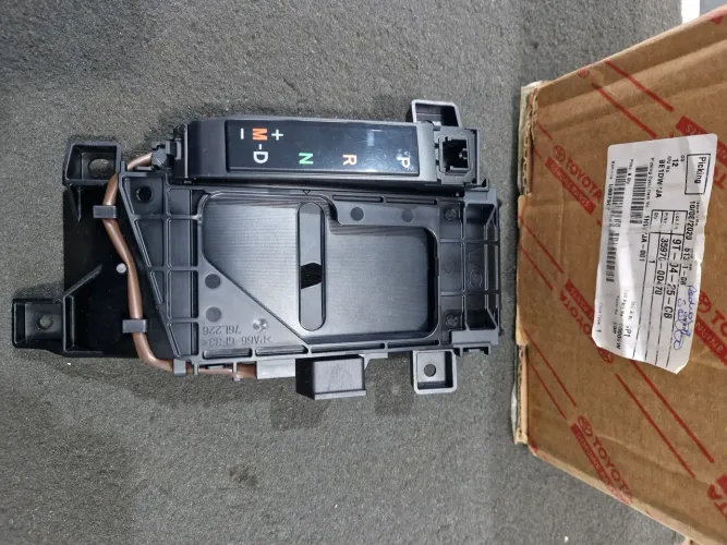 Moldura seletor do cambio Toyota Yaris 2018 a 2022 Genuina