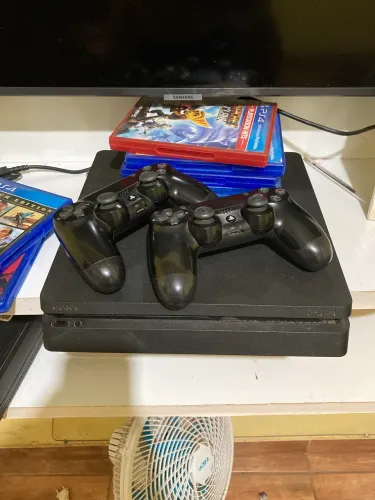 PS4 1TB DOIS CONTROLES 7 JOGOS