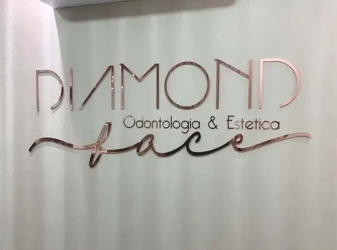 Letreiros em acrílico, PVC expandido e aço inox  
