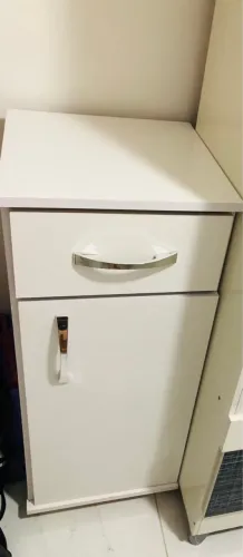 Armário branco com gaveta e porta