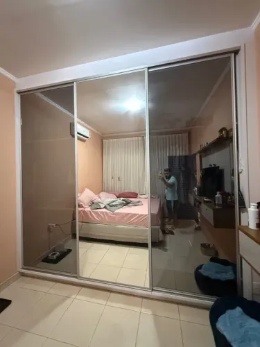 Guarda-roupa com Espelhos