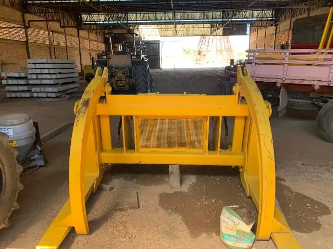 Pinça P/carregadeira