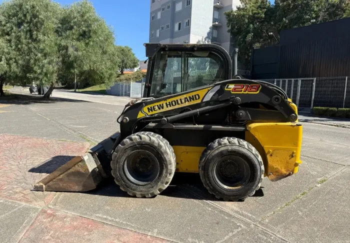 Minicarregadeira New Holland L218 ano 2018, com 5.000 horas e cabinada, em SP
