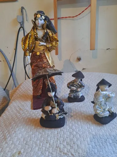Coleção de bonecas orientais decorativas