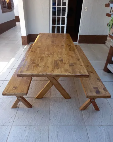 Mesa de madeira com bancos