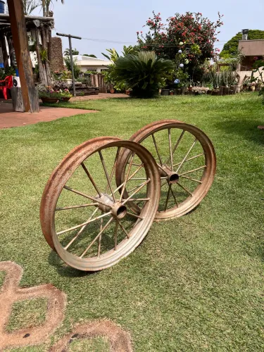 Par de roda de ferro de charrete para decoração 