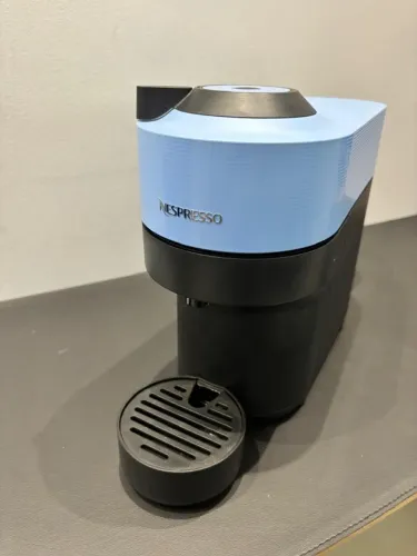 Cafeteira Nespresso Vertuo + Suporte Vertical para Cápsulas