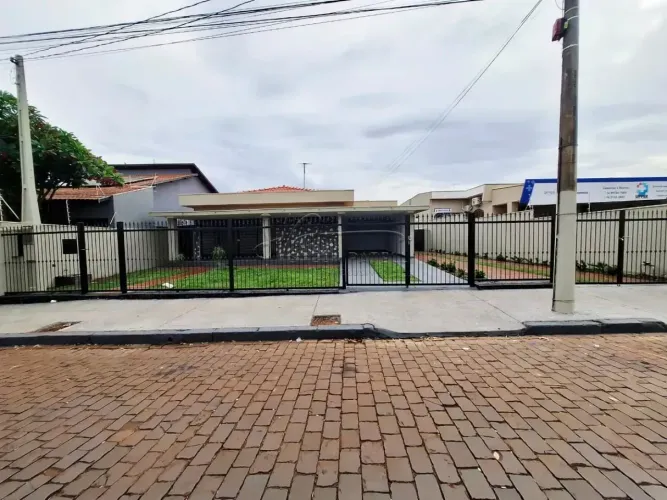 Casa de 400m² com 03 suítes para locação - Centro