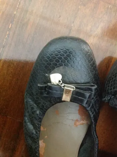 Sapatilha preta com detalhe de laço