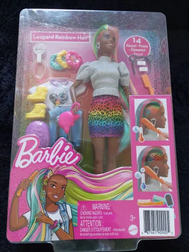 - Boneca Barbie com Cabelo Arco-Íris e Acessórios