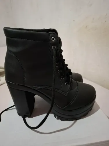 Bota Feminina Salto Alto Tratorada Preta