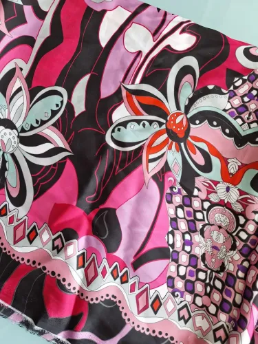 Tecido estampado floral estilo Pucci
