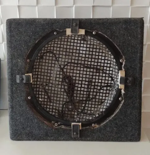 Caixa para som automotivo em madeira, antiga, faz tempo que não é utilizada 